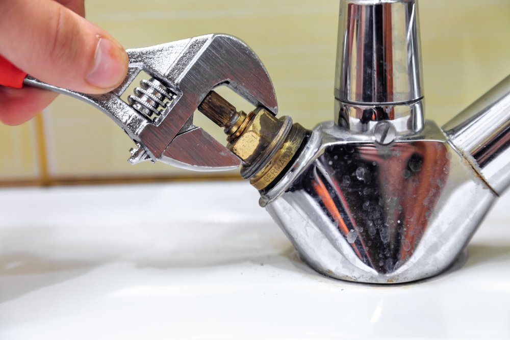 Plumber fixes compression faucet