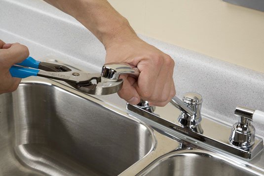 remove the kitchen faucets aerator